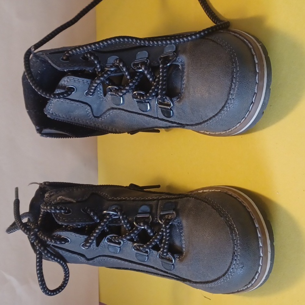 Childrens place boys shoes sz 9 EUC